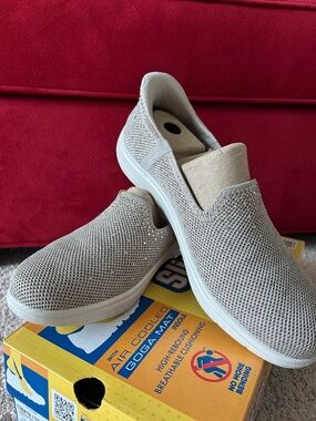 Skechers slip ins size 11